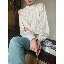 Wine Nest Customised White Dew Shoulder Vertical Collar Shirt Woman 2024 Early spring New design Sensation Small Crowdlantern Sleeve Blouse