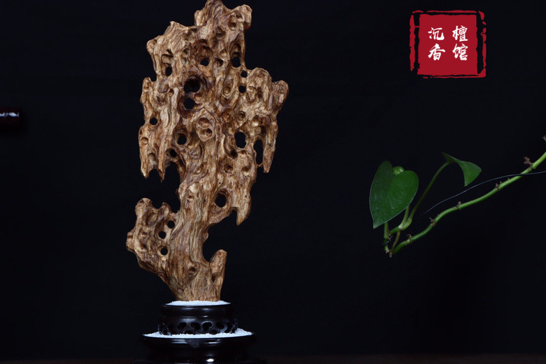 Authentic agarwood logs ornaments plain Fidelity Taihu stone carvings display Zen-shaped natural wood carvings