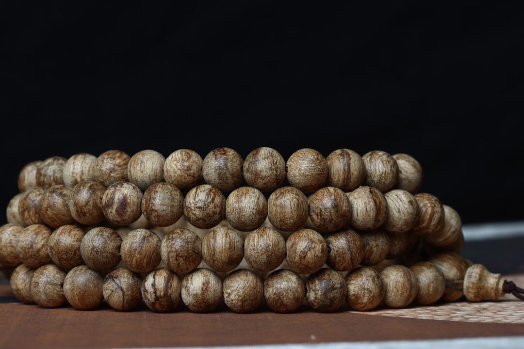 Authentic Cambodian Sunken Fragrant hand string 108 natural sunken fragrant wood old material Buddha beads handmade with male and female candida