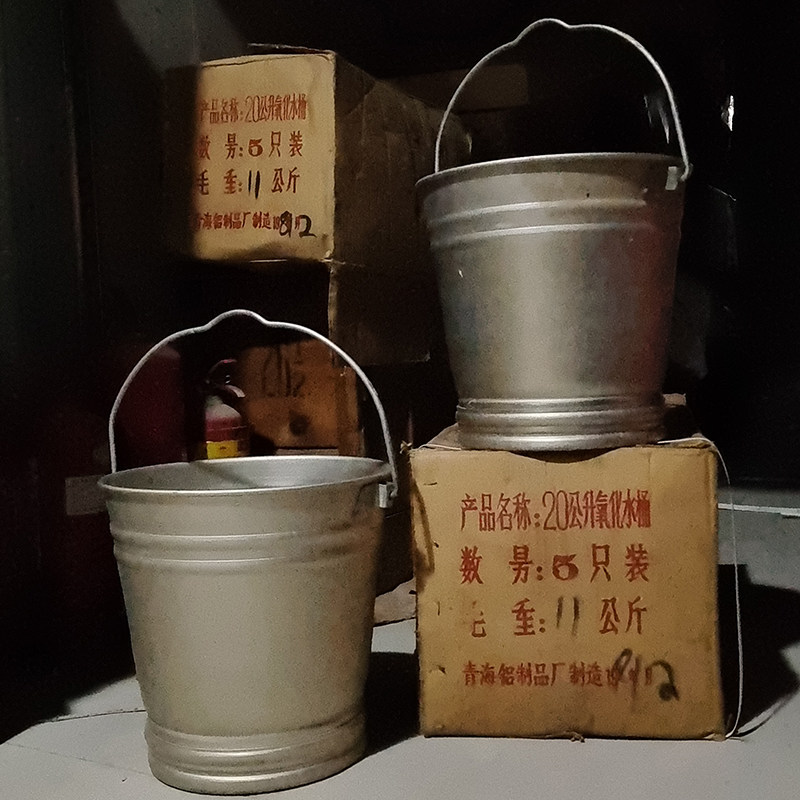 In the 1970s and 1980s 20 liters of aluminum bucket outdoor thicker aluminum bucket weighed 3 4 kg strong durable