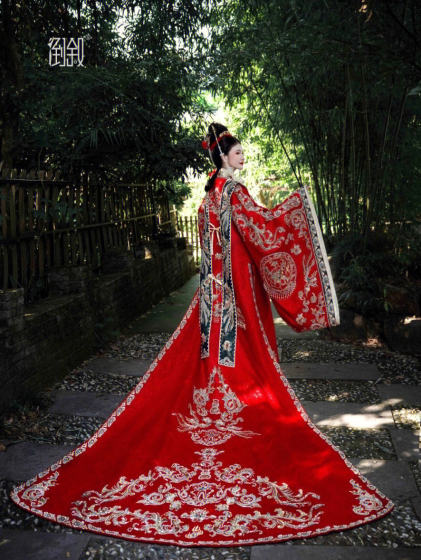 倒叙汉服明制新中式婚服大拖尾男女全套凤冠霞帔定制结婚礼服出租