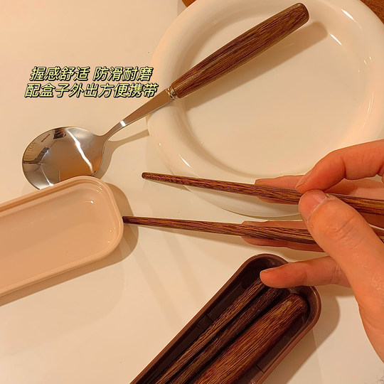 Karamellfarbenes Hühnerflügelholz! Hochwertiges tragbares Geschirrset mit Essstäbchen und Löffeln mit zylindrischem Holzgriff für Schüler beim Ausgehen