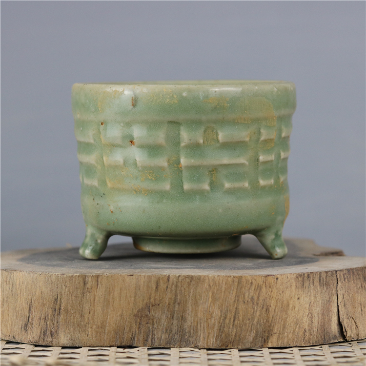 The Song Dynasty unearthed Longquan Kiln Sanfoot Gossip Gossip Incense Stove Ancient Play Antique Imitation Antique Porcelain Collection Old Goods Old Objects