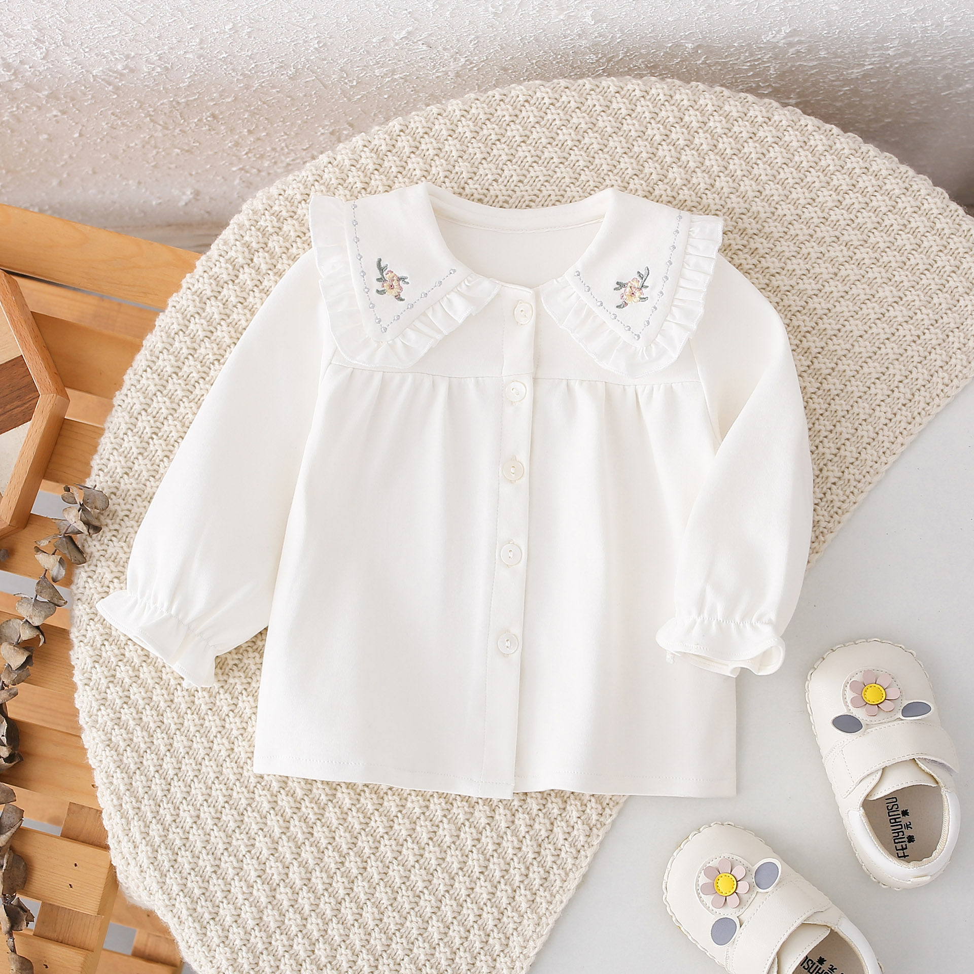 Baby girls hit a shirt in the spring and autumn of 2023 baby cute long sleeve shirt doll to a white coat