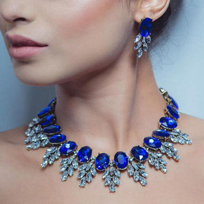 Short collarbone necklaces from European and American big brands, fashionable and exquisite glass crystal leaf short chains, exaggerated accessories for Korean women