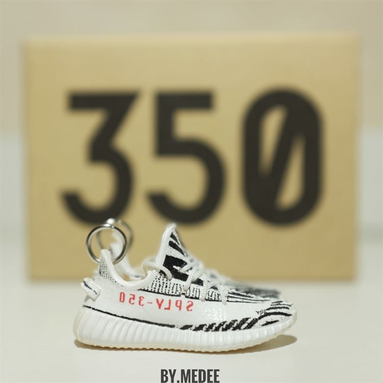 Creative pendant yeeezy coconut V1 keychain three-dimensional couple bag pendant soldier shoe model basketball schoolbag buckle