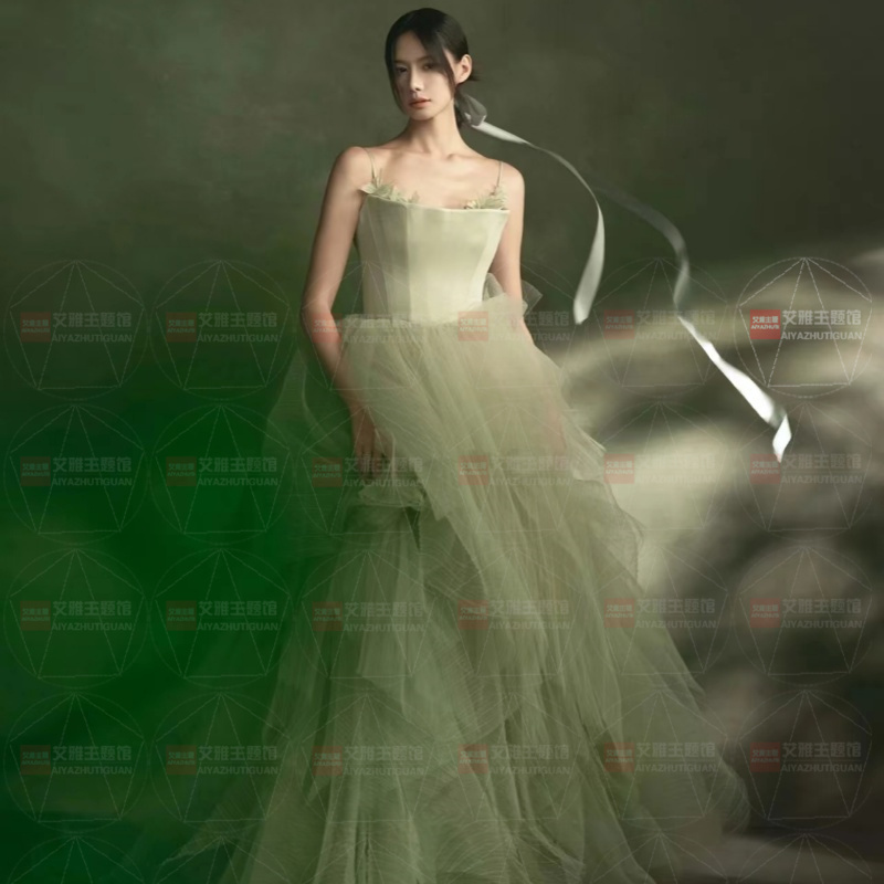 New Studio Style Travel Photography Colorful Tulle Wedding Dress with Fairy-Like Straps and Trailing Skirt, Green Mesh Forest-Style Gown