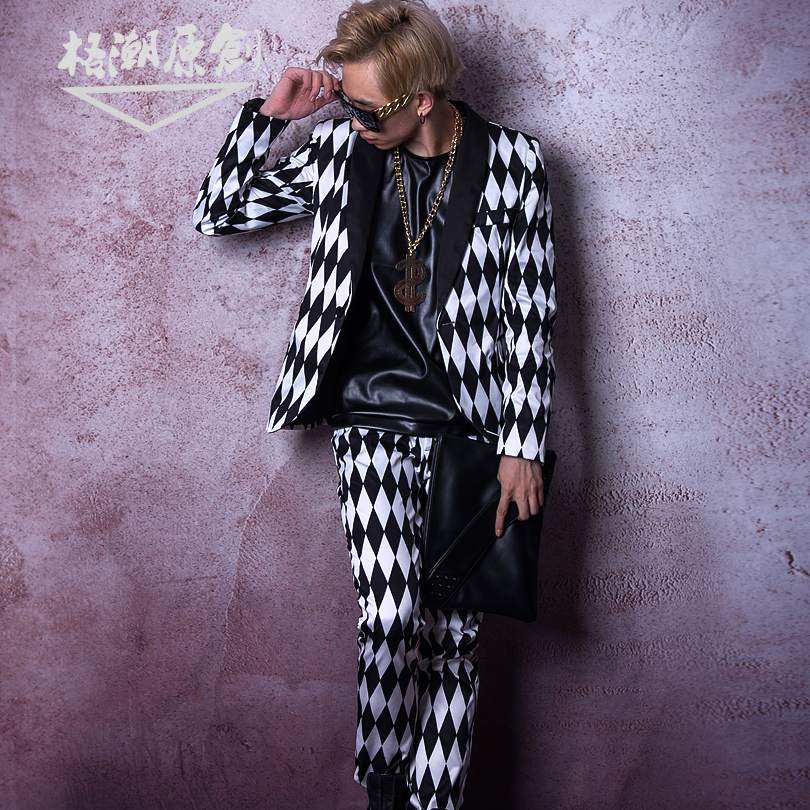 Trend new male singer DJDS new black and white diamond-shaped suit sleeve is a nightclub bar hairdresser stage costume