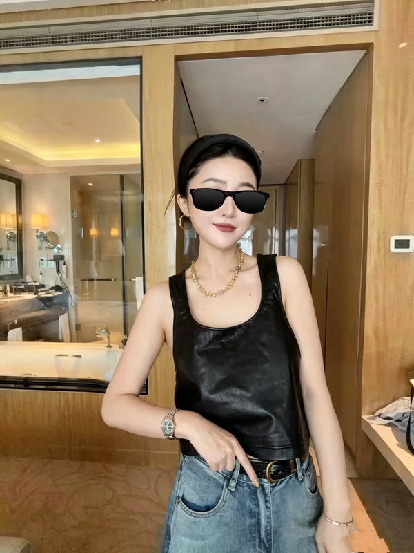 【Diy Pleated】Trendy Autumn New Genuine Leather Camisole with a Stylish Design, Versatile Cowhide Vest in a Hot Girl Style 【Diy Pleated】Trendy Autumn New Genuine Leather Camisole with a Stylish Design, Versatile Cowhide Vest in a Hot Girl Style