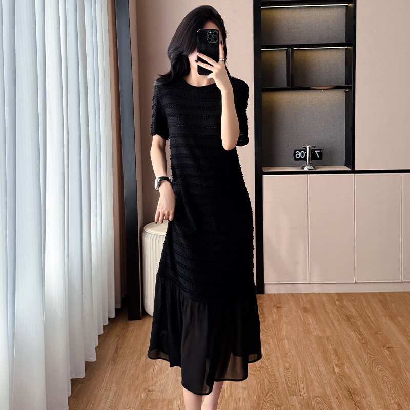 Plus-Size Light Luxury Mesh Patchwork Slimming Black Long Dress for Summer, High-End Textured, Age-Reducing, Fashionable Dress for Curvy Women