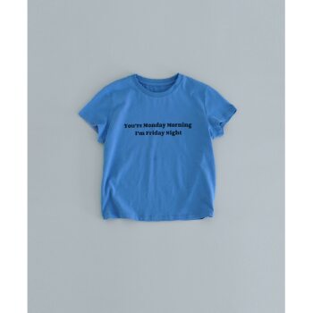 Ohh cake fridaynight coastal blue letter t-shirt | ເສື້ອຢືດສັ້ນສີຂາວແບບກະທັນຫັນແບບອາເມລິກາ
