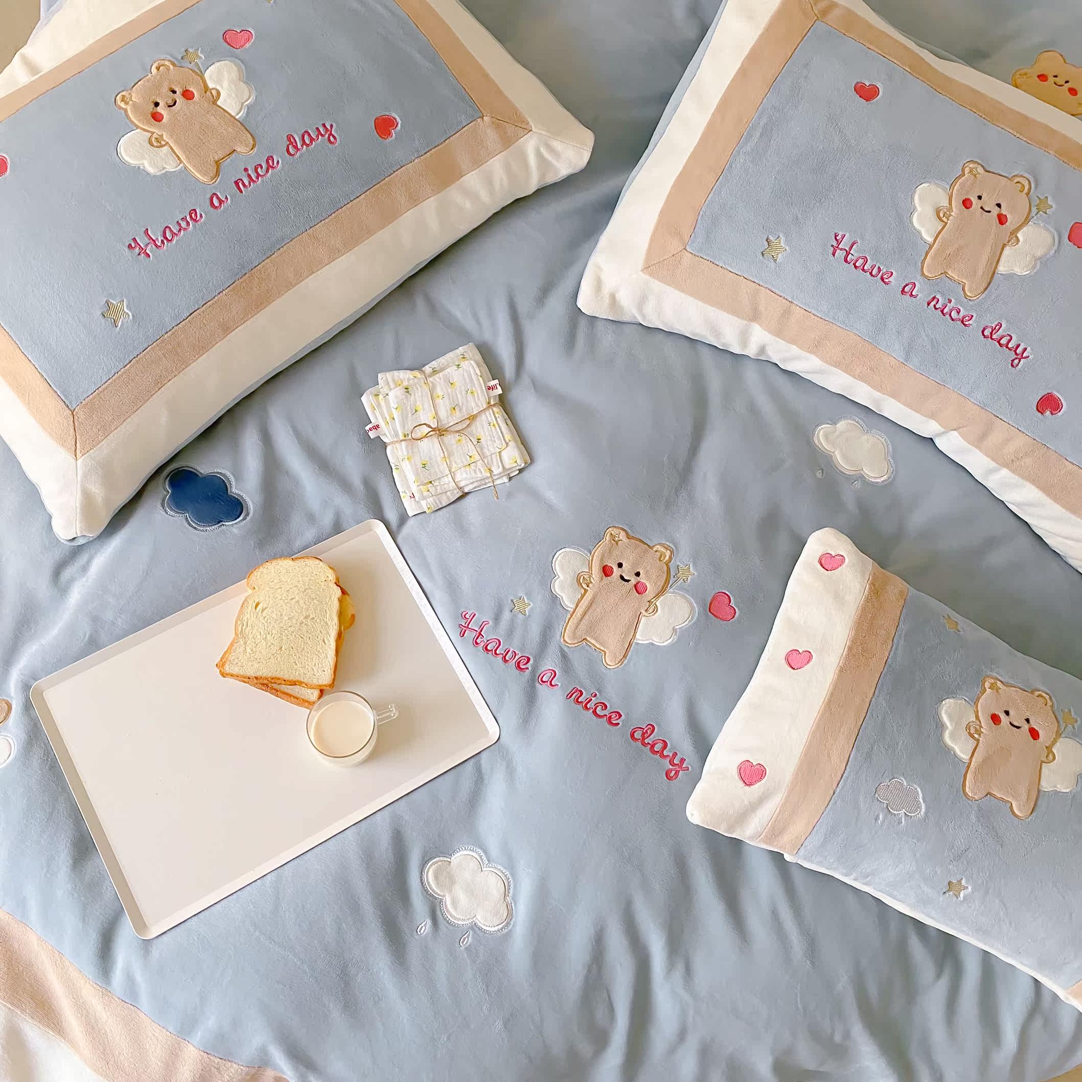 Small cute 230 gr thickened double face cartoon milk suede 4 pieces soft and pro-skin without static hair