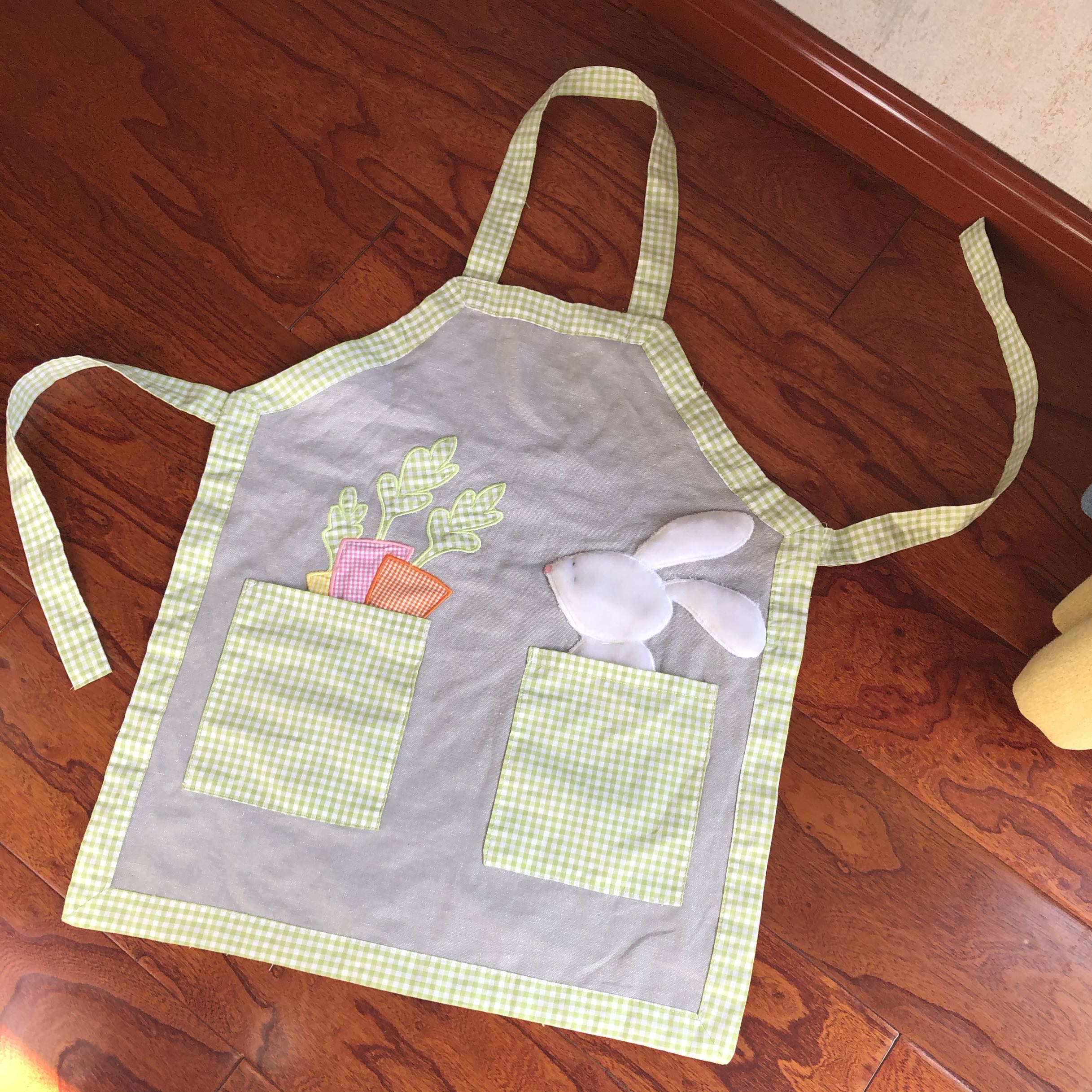A small amount of good goods clearance children's cloth embroidered apron 45*50 Children over 3 years old easy to use single piece