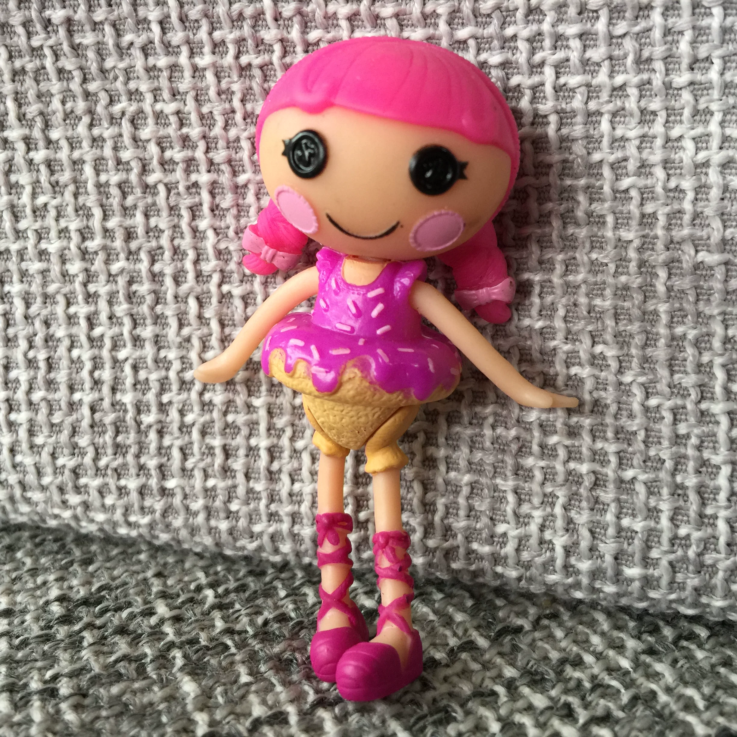 Мини-кукла LALALOOPSY Lele Angels, с пуговичными глазами, слепой бокс с микромагнитной качелью (≤15 см)