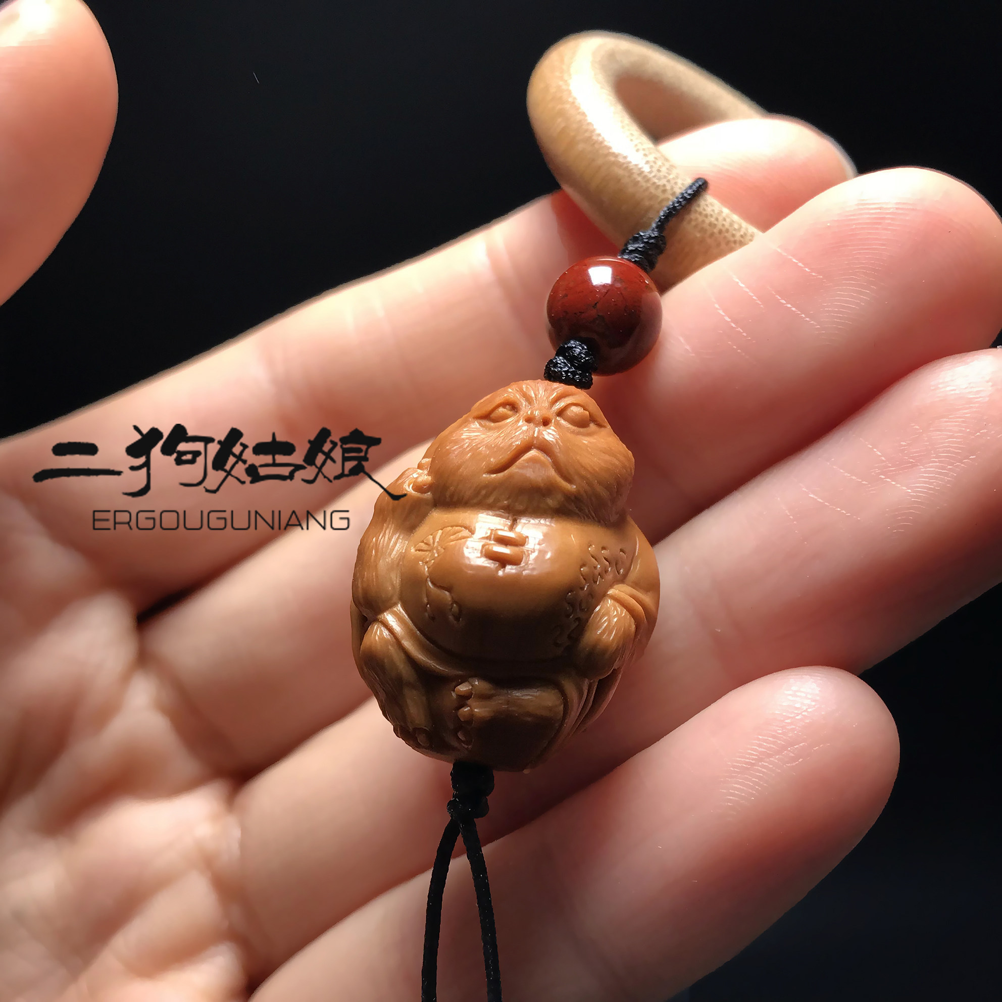 (Zhao Cai domineering cat ye) single seed single grain single hand handle piece olive core hand carved personality pendant text play