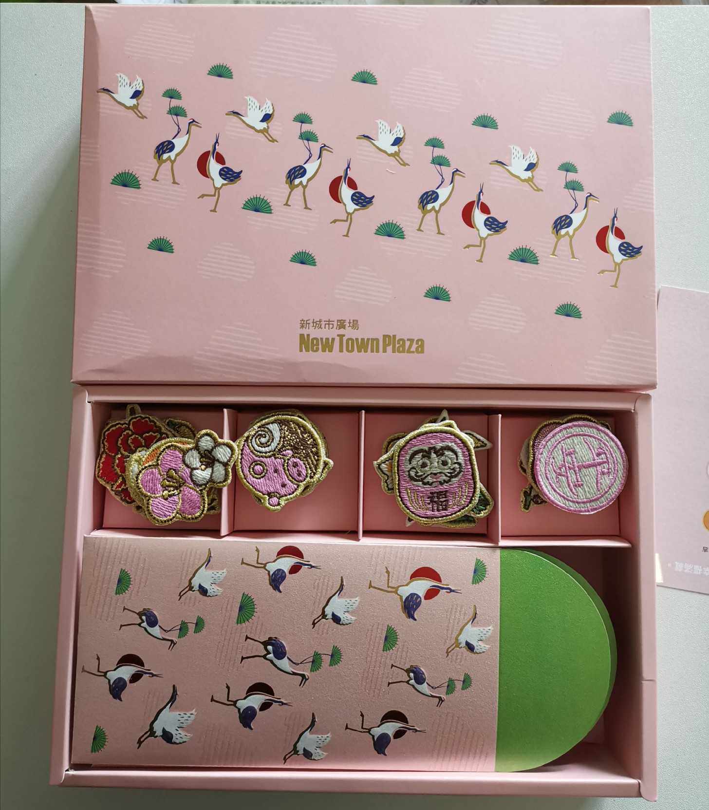 Red Bailey is a seal collection New Town Plaza 2019 Red Bauza honorable edition magnet badge Lili is the seal-Taobao