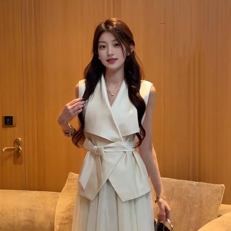 Plus-Size Korean-Style High-End Large Lapel Sleeveless Vest for Women, New Summer Style for Slightly Plump Women, with Tie-Waist Design, Elegant Top