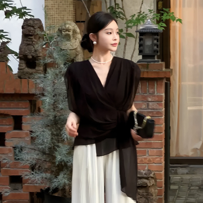 Plus-Size Stylish V-Neck Pleated Waist-Cinching Top for Women, New Summer Style, Conceals Body Fat, Slimming, Elegant Black Shirt Plus-Size Stylish V-Neck Pleated Waist-Cinching Top for Women, New Summer Style, Conceals Body Fat, Slimming, Elegant Black Shirt