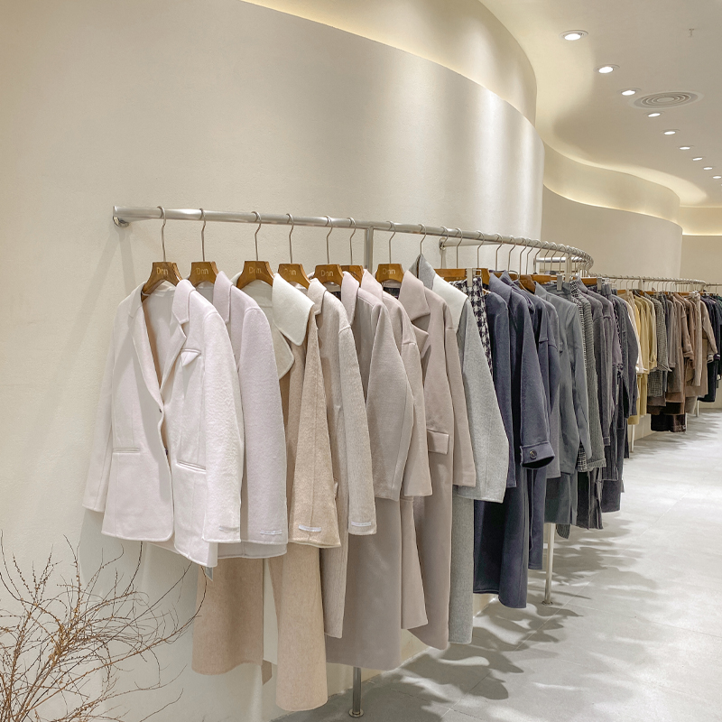 Clothing store display rack women's clothing on the wall floor-to-ceiling shelf props hanging clothes rail display rack stainless steel clothes rack
