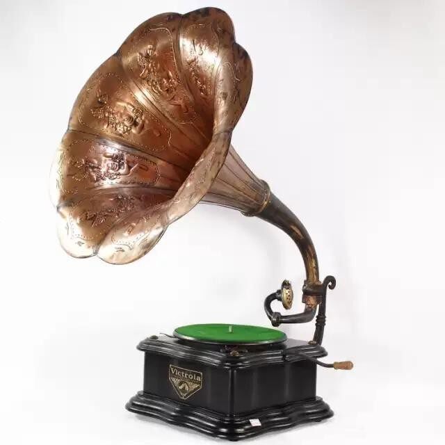 Nostalgic retro old-fashioned copper angel loudspeaker hand-cranked gramophone black base vinyl record player European style