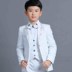 Bắt đầu từ cậu bé chiếc váy childrens nhỏ phù hợp với phù hợp với Flower boy đàn piano hiệu suất phù hợp với bộ vest trắng vừa trẻ. 