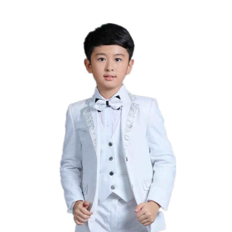 Bắt đầu từ cậu bé chiếc váy childrens nhỏ phù hợp với phù hợp với Flower boy đàn piano hiệu suất phù hợp với bộ vest trắng vừa trẻ.