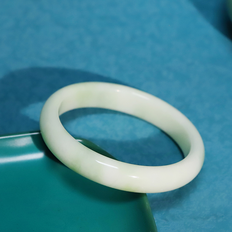 0935老坑蓝田玉手镯：承载历史的现代珍宝