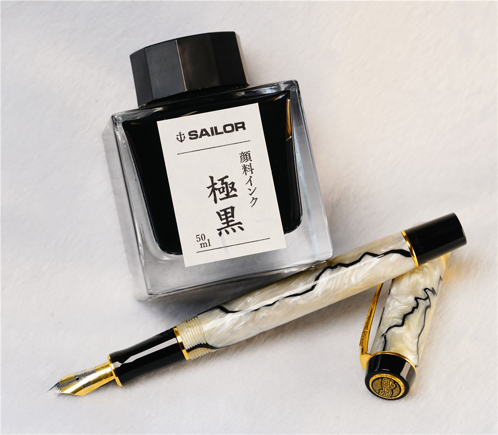 (Japanese Original Dress) Write a LeExtreme Black Black Ink Pale Paint Ink Waterproof and Anti-Blocking Pen