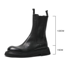 The store has had repeat customers for thousands of years. The old store has autumn and winter boots, Chelsea boots, men's English style horse leather mid top short boots, Martin boots