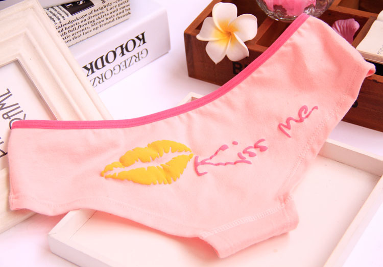 Bông nữ sinh viên đồ lót chữ dễ thương đôi môi đỏ pha chế bông thấp eo sexy tam giác đồ lót thể thao bán buôn