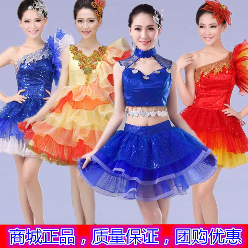 The new modern dance stage plays out the bright piece square dance costumes and the summer performance is served as an adult female short dress.