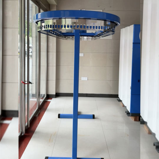 Trockenreinigungs-Kleiderförderlinie. Rotierendes Präsentationsständersystem für Wäschekleidung, Positionierungsmanagement, Transferkleidungsmaschine