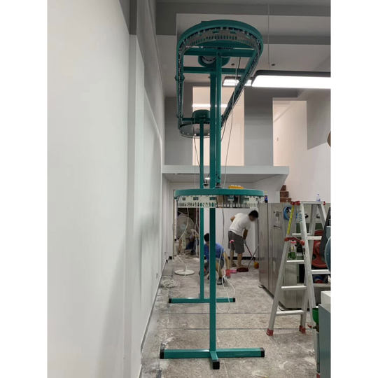 Trockenreinigungs-Kleiderförderlinie. Rotierendes Präsentationsständersystem für Wäschekleidung, Positionierungsmanagement, Transferkleidungsmaschine