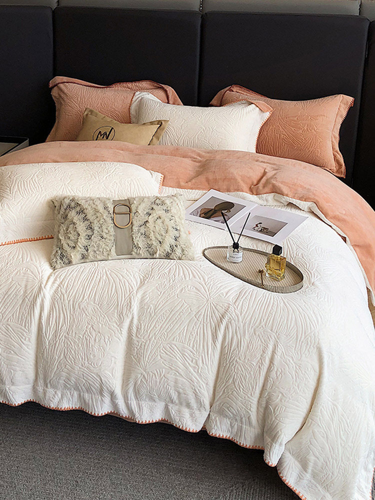 Nordic light luxury high-end solid color thickened warm carved milk velvet four-piece set Fala velvet autumn and winter coral velvet bedding