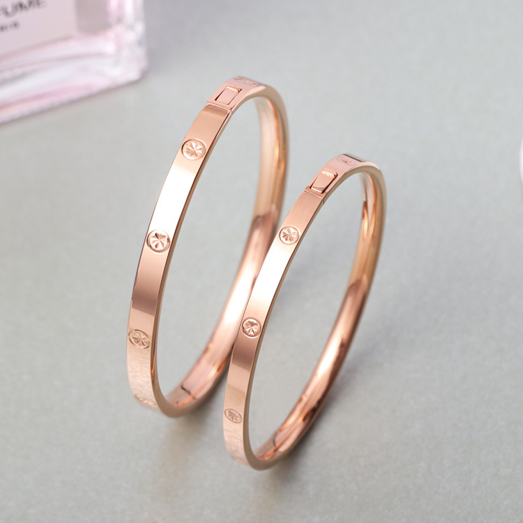 18K Rose Gold, Gold, Platinum, Plain Gold, Diamond-Cut Pattern, Fashionable and Elegant, Versatile Imperial Concubine Bracelet with an Oval Smooth Surface