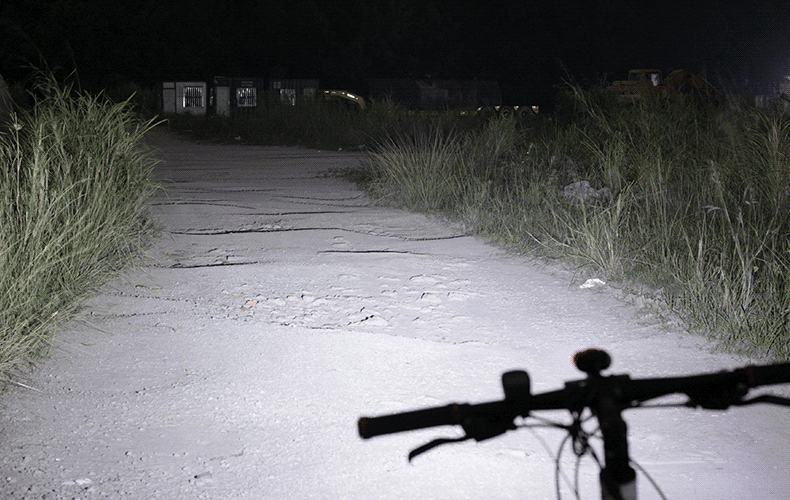 Discount Deemount Cycle Front Lighting 8.4V Headlight 2LED 400Lumen Optional #18650 Battery Box 8.4/5.0V Output 1A Charger Bike Lantern 6 Discount Deemount Cycle Front Lighting 8.4V Headlight 2LED 400Lumen Optional #18650 Battery Box 8.4/5.0V Output 1A Charger Bike Lantern 6