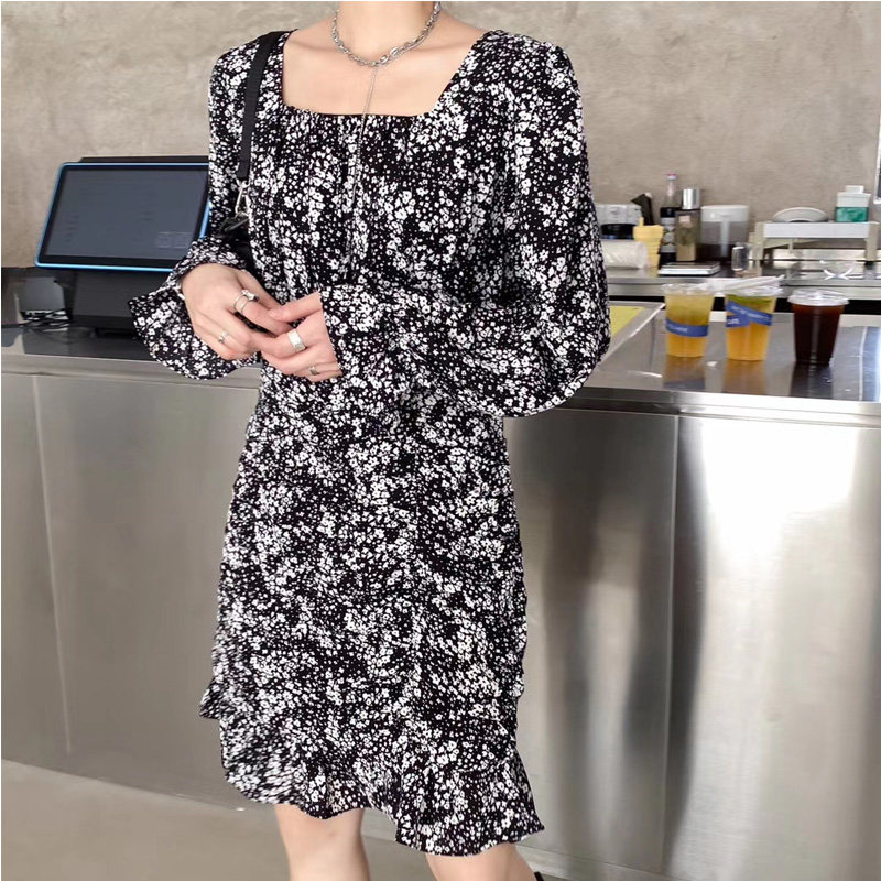 Dress women's 2020 new women's long-sleeved hip skirt floral autumn square collar pleated thin and temperament mid-skirt