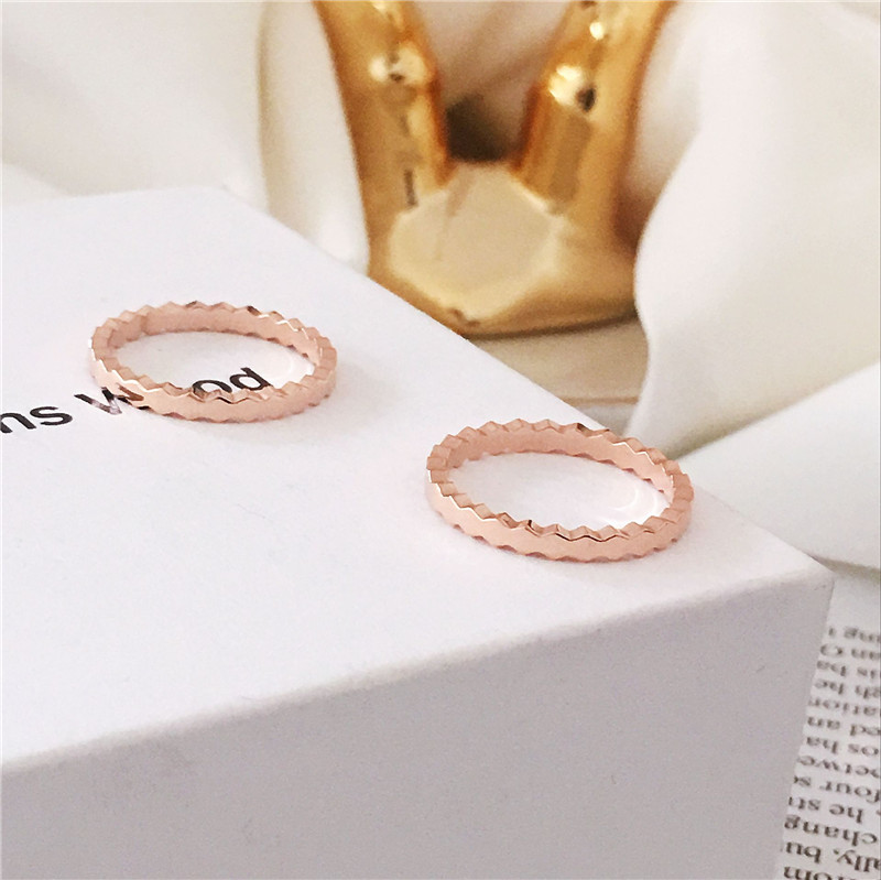 Gió lạnh đơn giản đỏ đỏ 18k vàng hồng thời trang cá tính bằng thép titan ngón trỏ nhẫn Nhật Bản và Hàn Quốc hoang dã rất mỏng nhẫn nữ - Nhẫn nhẫn cưới vàng trắng