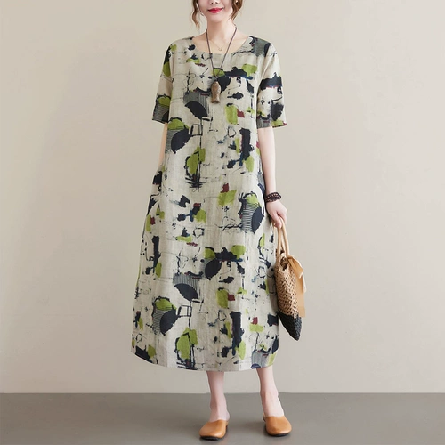 Магазин скидок, знаменитое прилавок, последняя одинокая женская льняная длинная юбка с принтом в этническом стиле, свободное платье из хлопка и льна с короткими рукавами