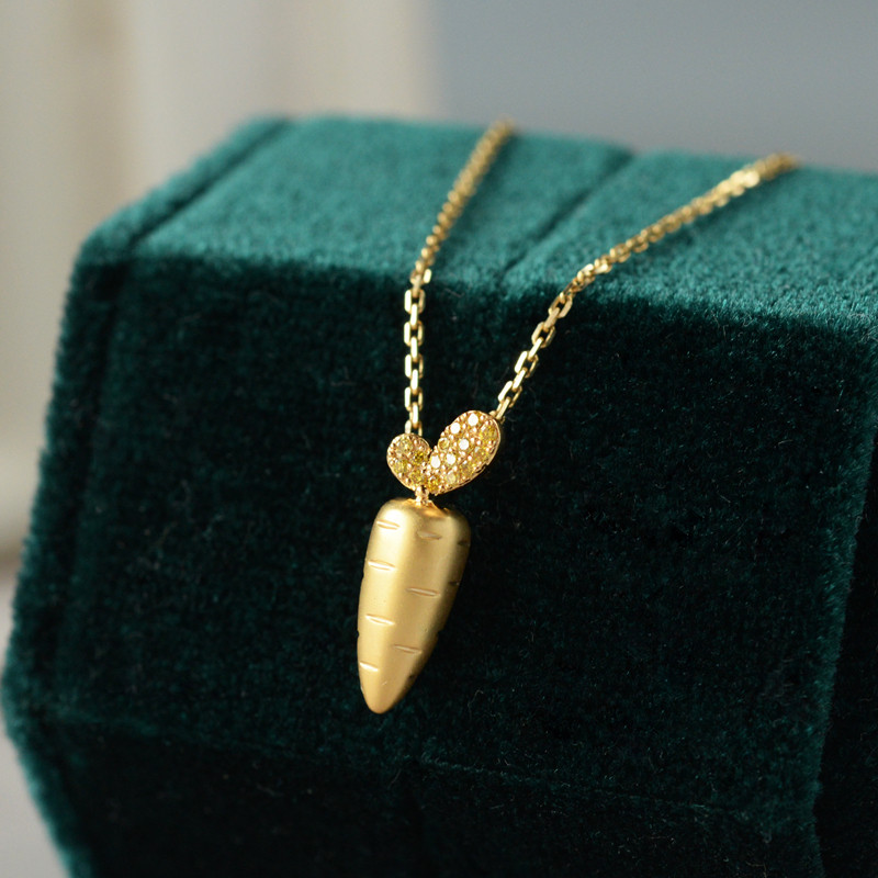 Super cute carrot 18K gold group inlaid with high-quality yellow diamond cute personality small pendant necklace