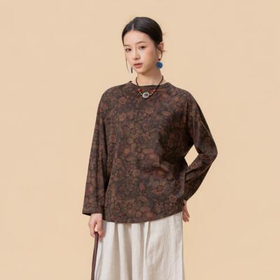 This is an original designer brand's stylish round-neck pullover base layer, a comfortable and versatile floral top for women