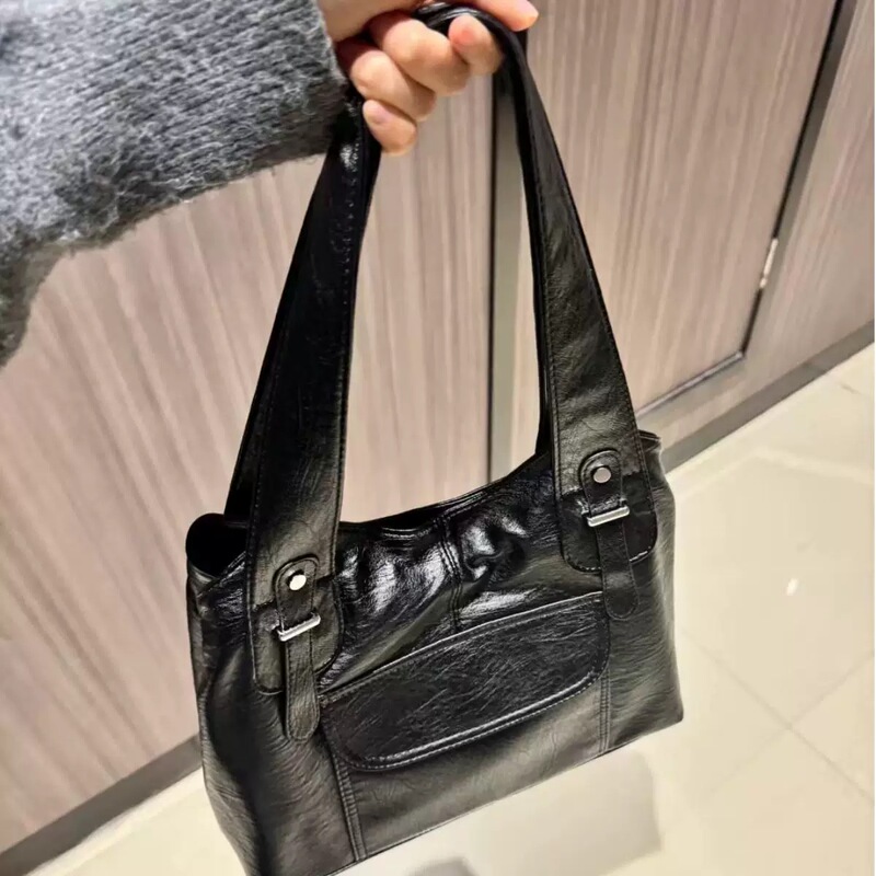 High-End Oil-Wax Leather Underarm Tote Bag for Women 2025 New Niche Design Large Capacity Commuter Shoulder Crossbody Bag High-End Oil-Wax Leather Underarm Tote Bag for Women 2025 New Niche Design Large Capacity Commuter Shoulder Crossbody Bag