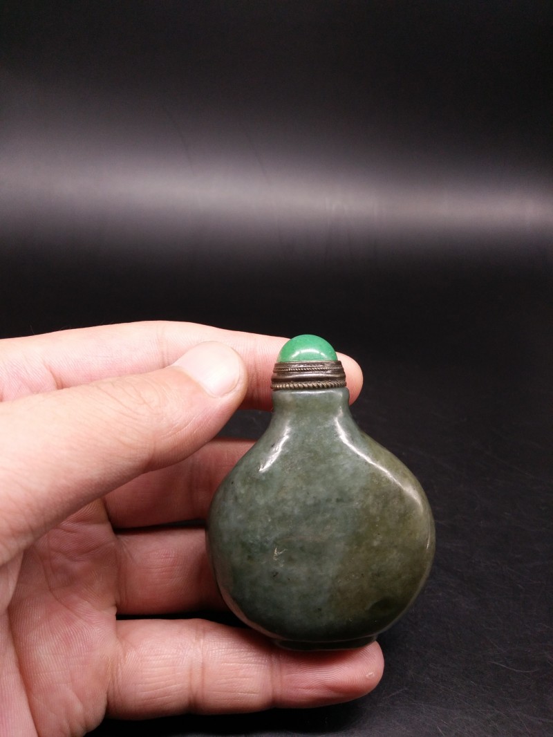 Hetian green jasper medium-sized thick and practical snuff bottle hand-polished antique play old-fashioned collection gift props