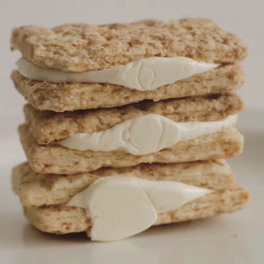 Net red snacks Taiwan whole wheat salted egg yolks smeared with tea meat pine nougat crispy sandwich biscuit handmade thousands of pieces