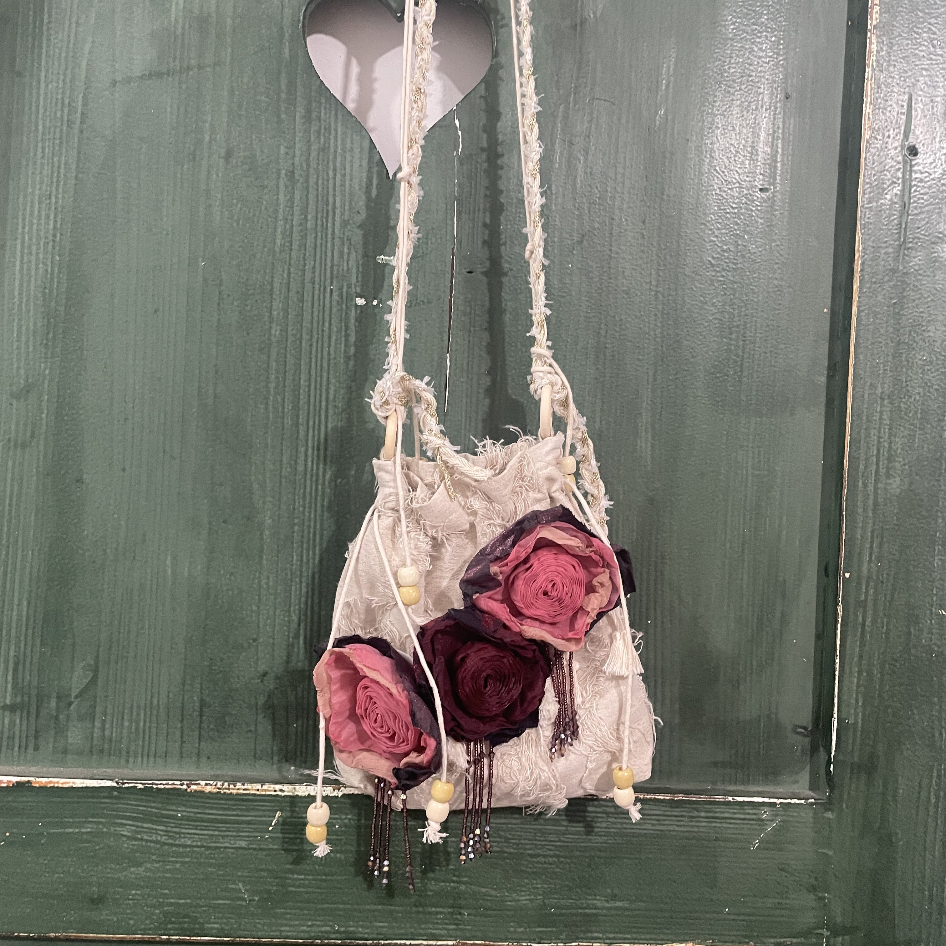 Original vintage-style floral crossbody bag with rose drawstring tassels, cotton and linen ethnic style, Yunnan travel photo bag.
