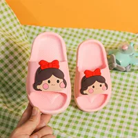 Розовая маленькая девочка имеет более толстый шаг на дерьме