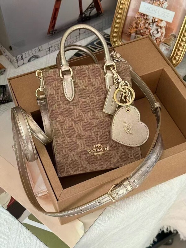 Coach New Women's Classic Sheet Music Bag Gift Box with Heart Pendant, Can Be Worn as a Shoulder Bag, Crossbody Bag, or Handbag
