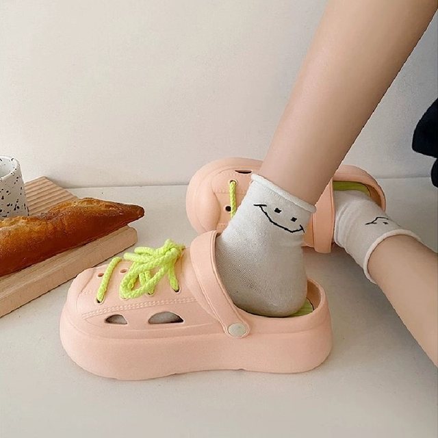 ເກີບຜ້າໃບ Crocs ທີ່ມີເກີບຫນາແຫນ້ນຫນາແຫນ້ນຕ້ານການເລື່ອນສໍາລັບແມ່ຍິງສໍາລັບ summer ກາງເກງນອກ 2023 ໃຫມ່ທີ່ມີຊື່ສຽງຂອງອິນເຕີເນັດຫາດຊາຍ Baotou sandals