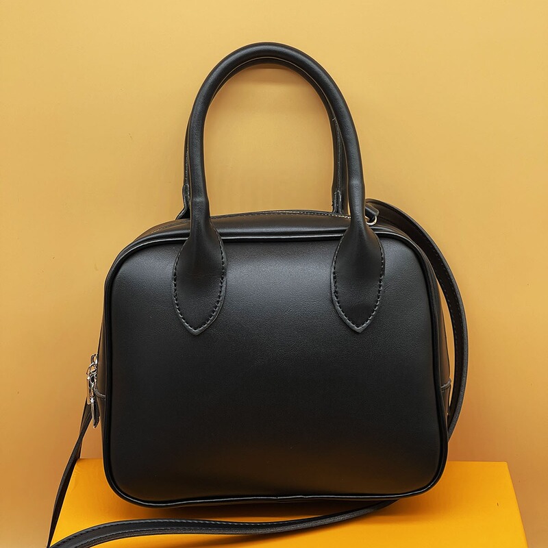 2024 New Crossbody Bag, Fashionable and Trendy, Large Capacity, Textured Handbag for Women, Versatile Doctor Bag