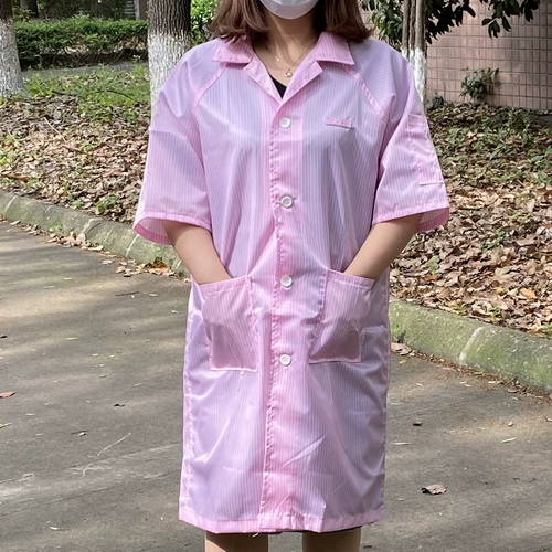 Антистатическое платье с короткими рукавами.